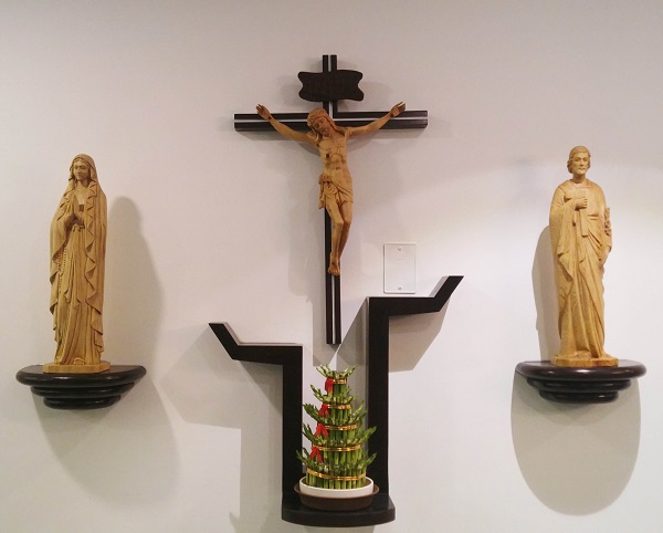 Mẫu bàn thờ Chúa treo tường phù hợp với tín ngưỡng công giáo